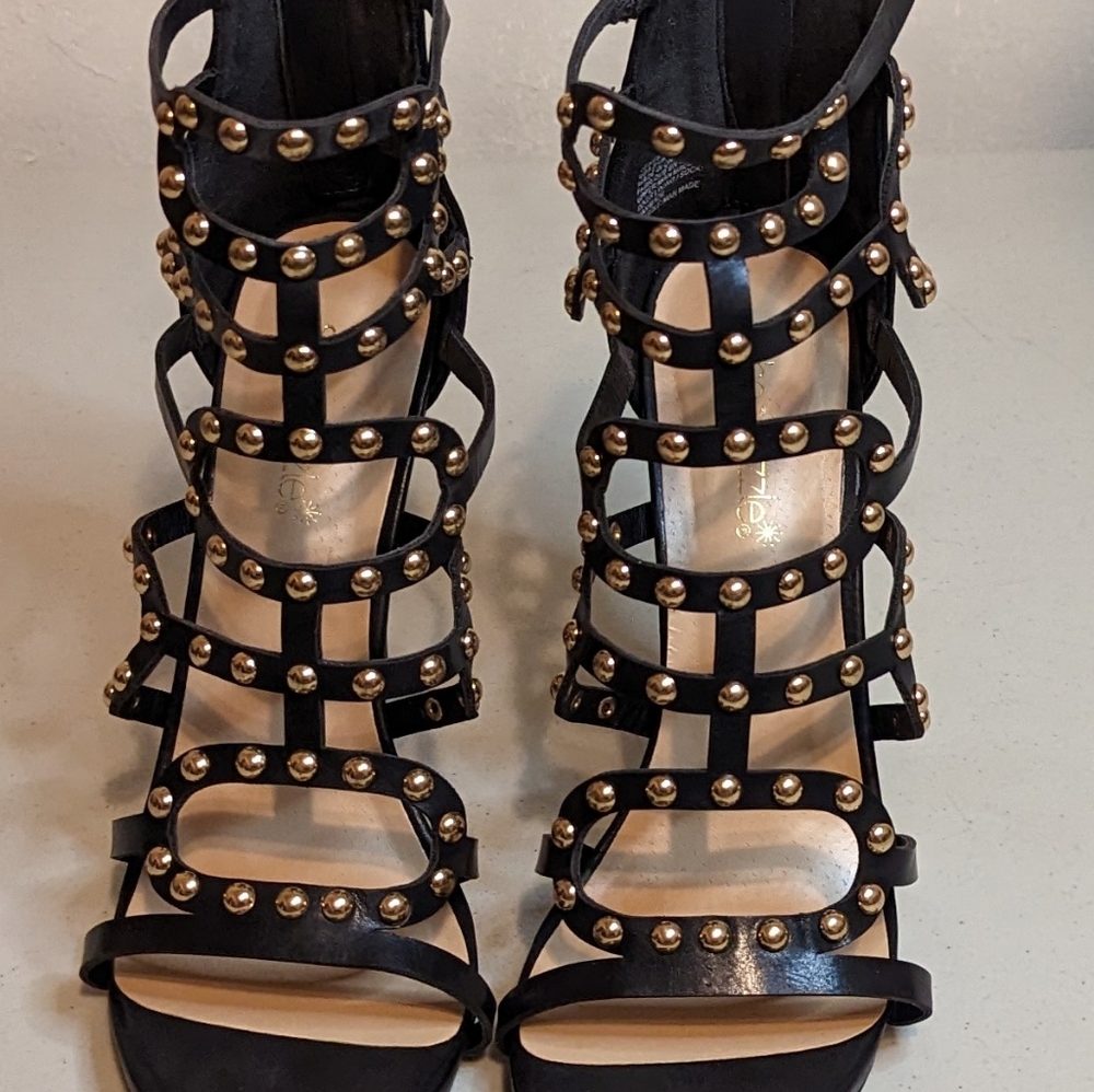 Black Pumps